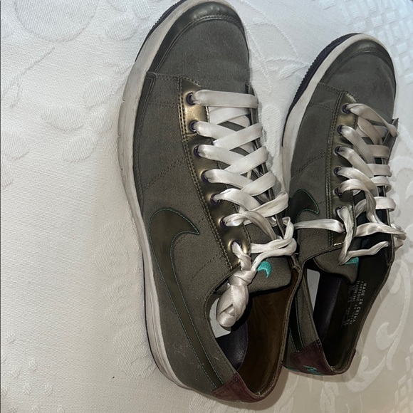 Nike Sneakers -olive green with white accents - Picture 4 of 7